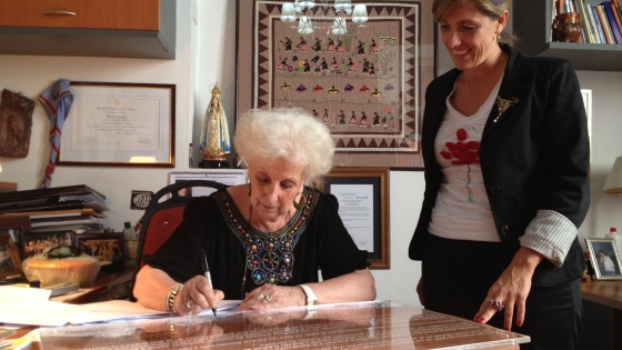 Estela de Carlotto firma Todos por la Ley, junto a Ottaviano